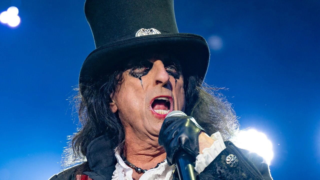 Alice Cooper 2026-2027 Tour & Schedule featuring Alice Cooper live on stage with stadium crowd